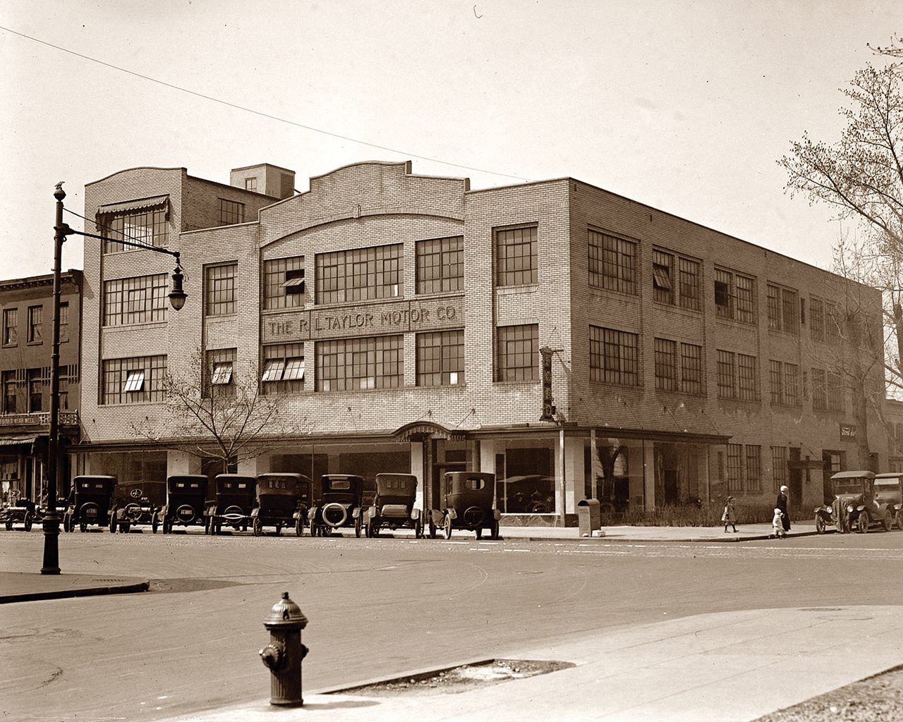 Vintage photo of the R.L. Taylor Motor Company with old fashioned cars in front